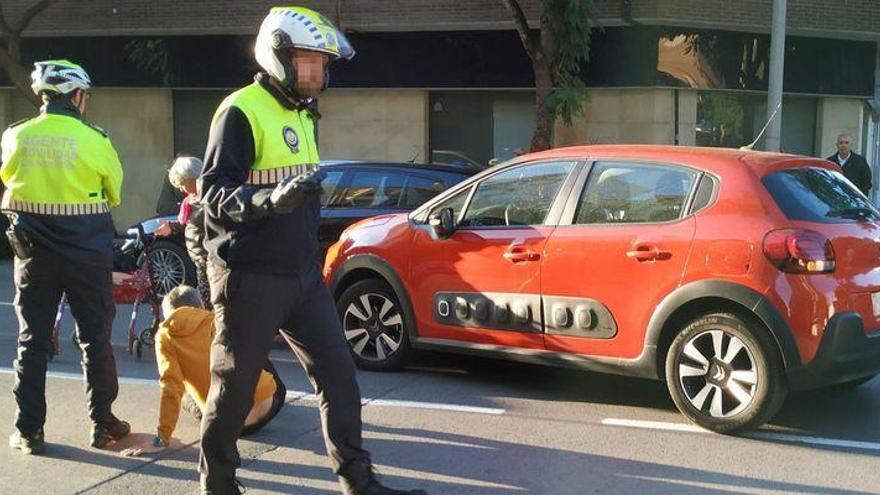 Trasladados al hospital dos hombres al colisionar dos coches en Castelló