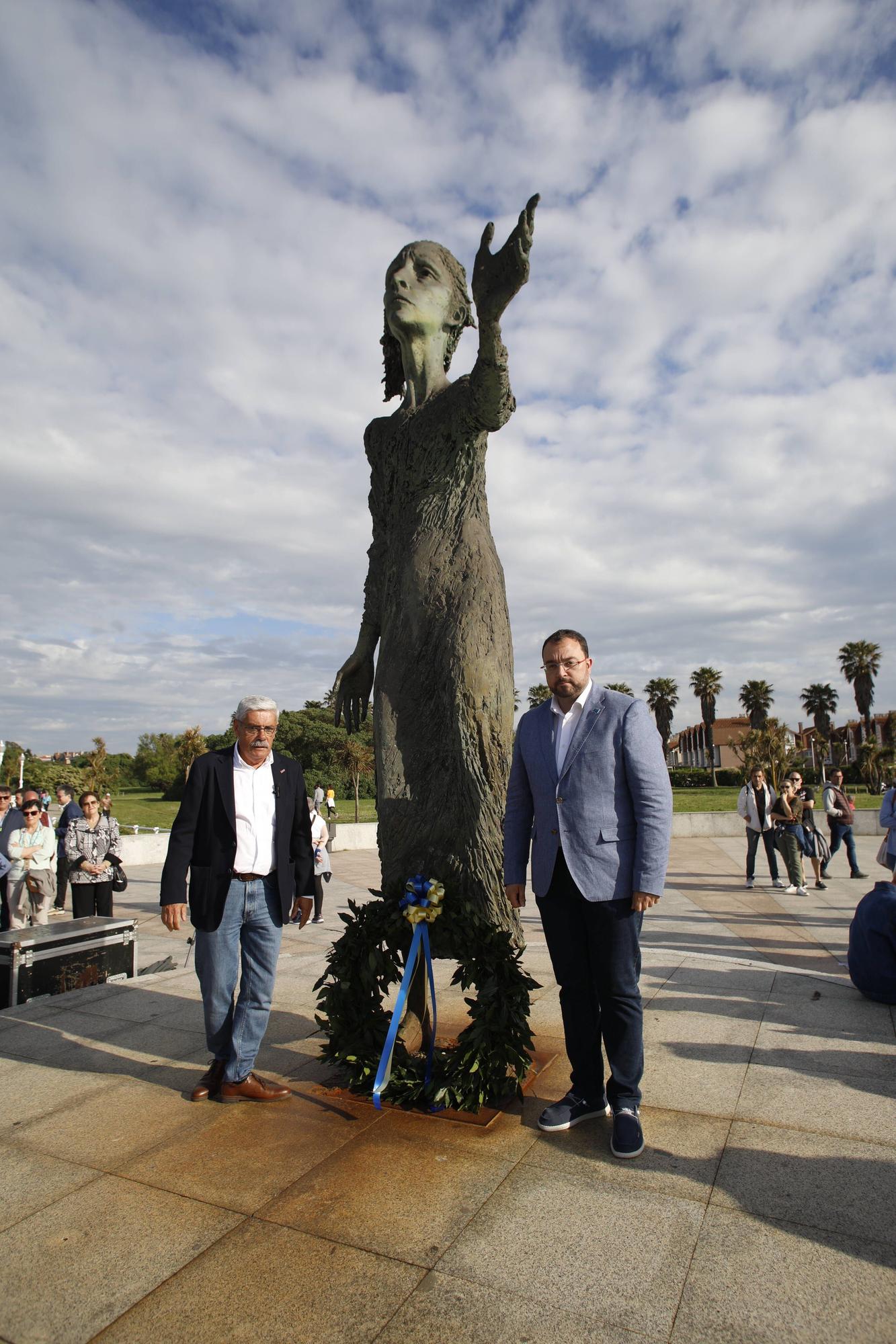 EN IMÁGENES:  Así fue el homenaje a los exiliados por la Guerra Civil y la posterior represión franquista organizado por los socialistas de Gijón junto a la estatua de "La Madre del Emigrante"