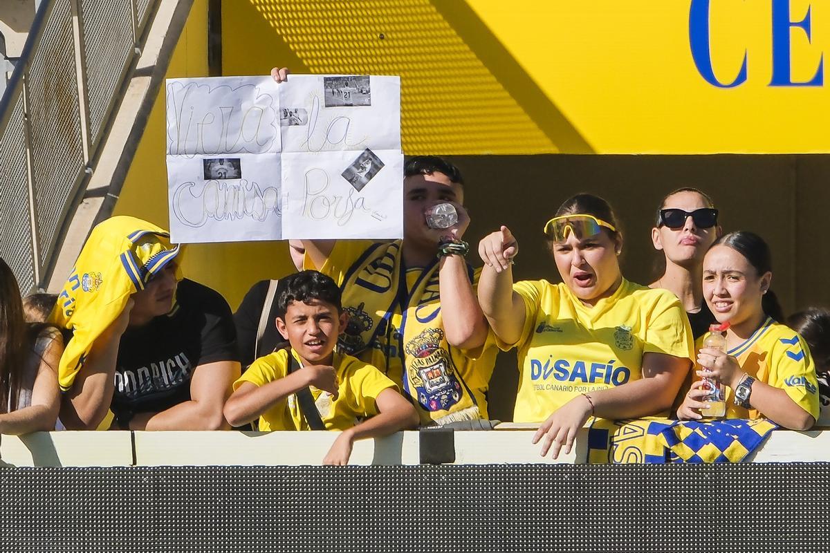 Pancarta de un seguidor de la UD con el rótulo 'Viera, la camisa porfa'.
