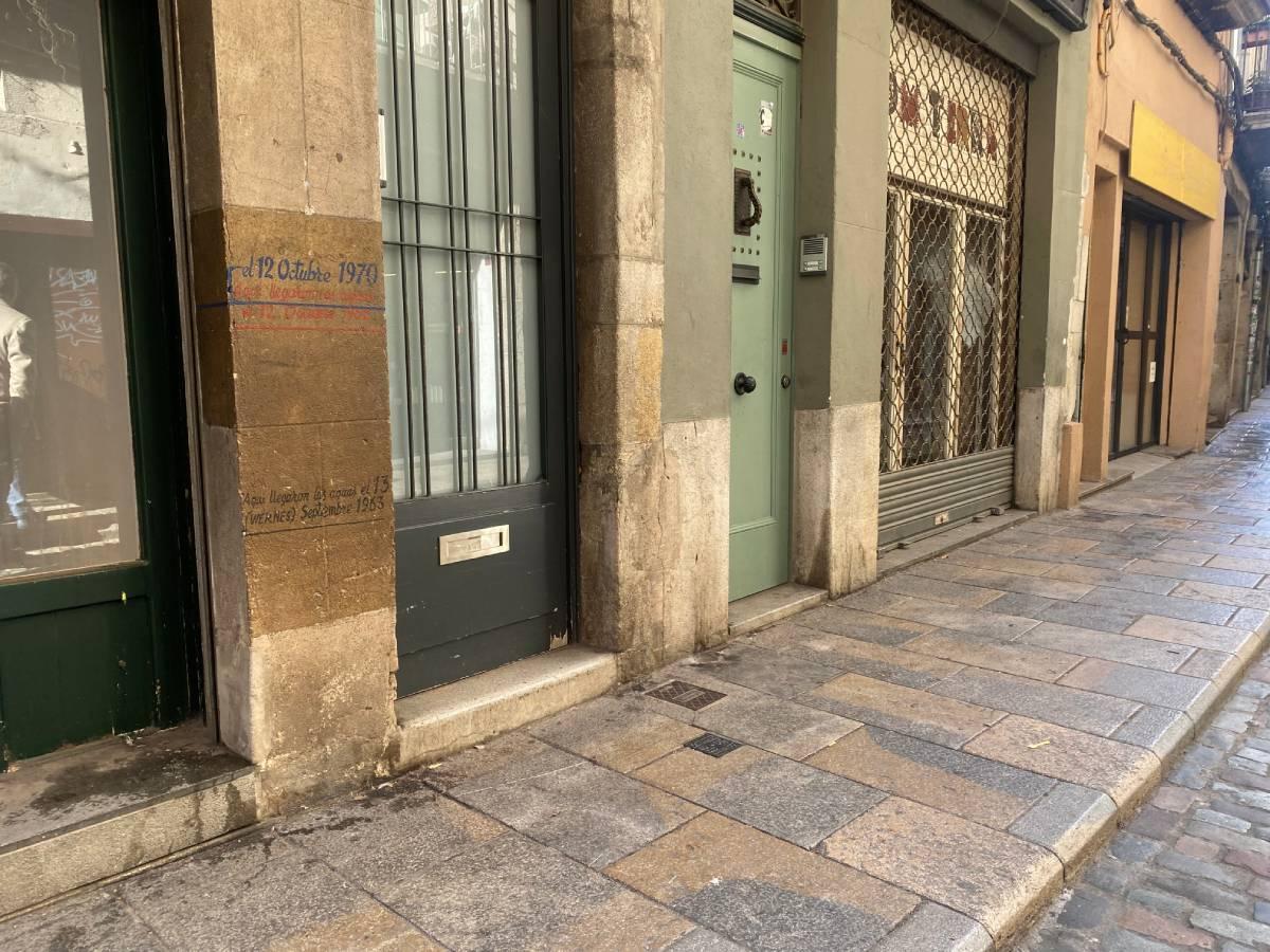 Fotografia general del Carrer Ballesteries on està situada la paret amb les marques d’aigua.