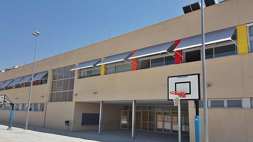 Toldos para evitar el sol en el colegio Lloma Llarga.