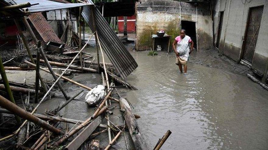 Las inundaciones monzónicas dejan un centenar de muertos en Nepal, India y Bangladés