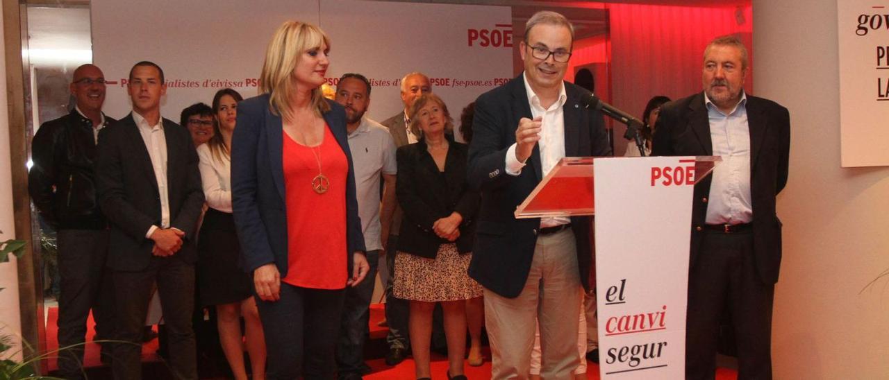 Marta Díaz, Vicent Torres y Gonzalo Juan, en primera fila, en la candidatura socialista al Consell de 2015.