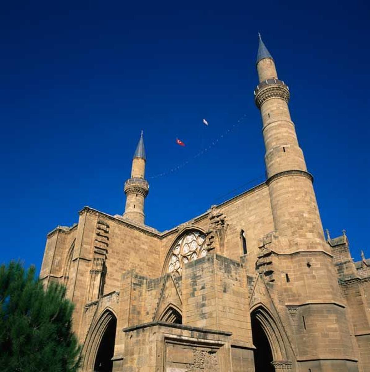 La catedral gótica de Santa Sofía, en Nicosia, hoy convertida en mezquita Selimiye. La parte norte de  esta capital está ocupada por Turquía desde 1974.