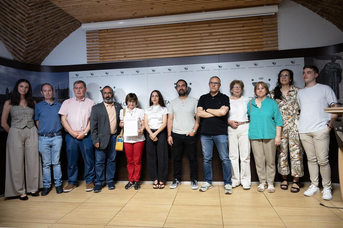 Los firmantes del convenio, este martes en el Palacio Provincial de Cáceres.