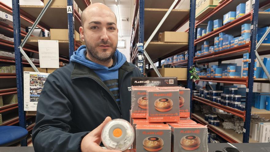 Varias balizas V16 homologadas expuestas en una tienda de recambios de coches.