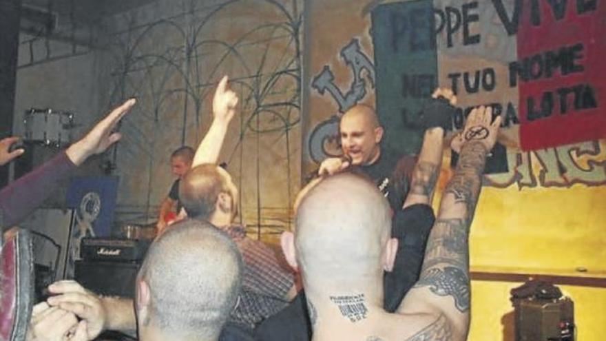 La banda Killer Sorpresa, en concierto, ante un público que realiza el saludo fascista.