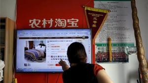 Un cliente realiza una compra a través de la plataforma de Alibaba en una zona rural. 