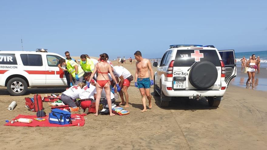 Crítico tras ser rescatado inconsciente del mar en Maspalomas