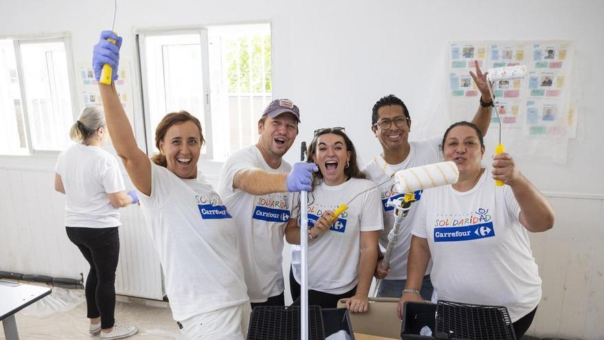 Carrefour destina una jornada de voluntariat a millorar espais de la Fundació Autisme Mas Casadevall