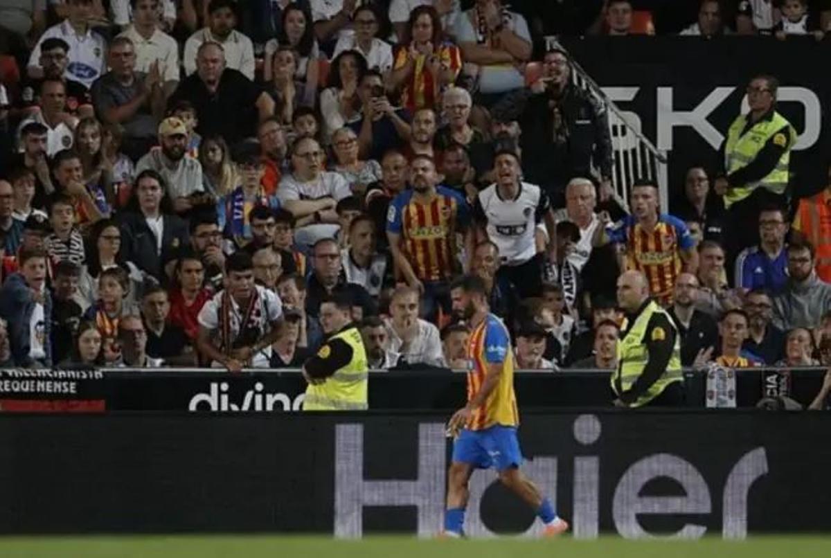 Gayà, increpado por algunos aficionados en Mestalla ante el Villarreal