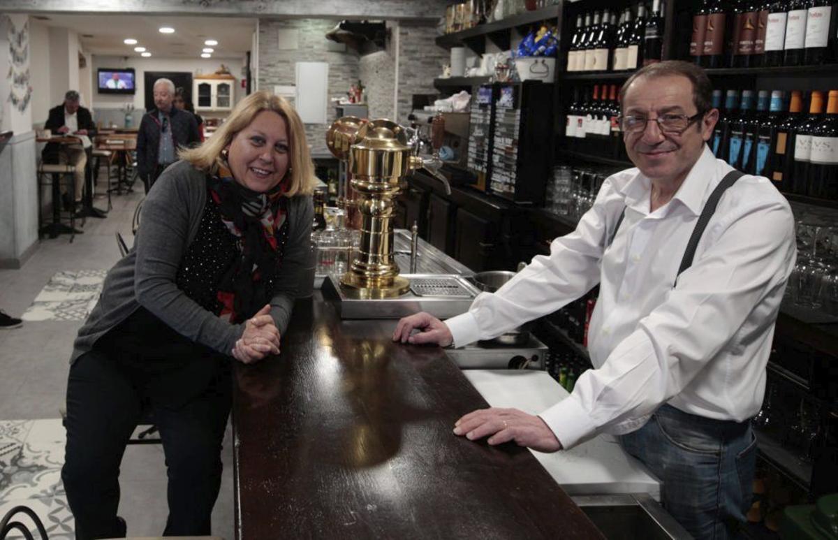 Ana Guzmán y Julio Riera, en la barra de Bango 7 Plazas.  | LUISMA MURIAS