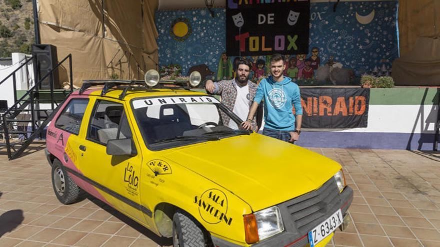 Mario y Juan Carlos junto al bólido con el que participarán en el rally solidario.