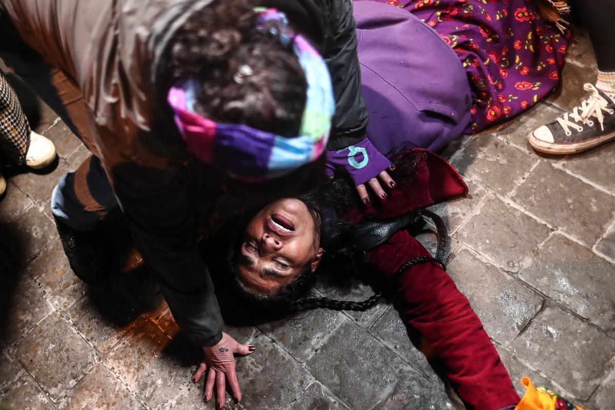 Una mujer yace en el suelo tras los enfrentamientos con la policía en Estambul.