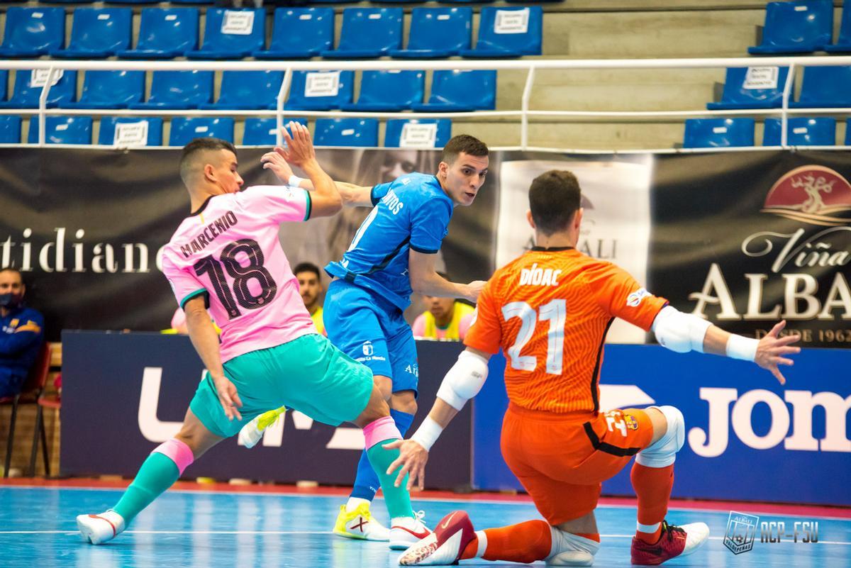 Marcenio y Dídac tratan de frenar a Dani Santos