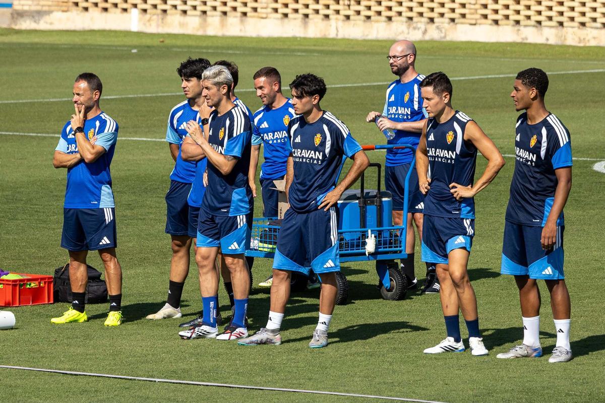 La afición abraza al Real Zaragoza en el entrenamiento de puertas abiertas en la Ciudad Deportiva La afición abraza al Real Zaragoza en el entrenamiento de puertas abiertas en la Ciudad Deportiva