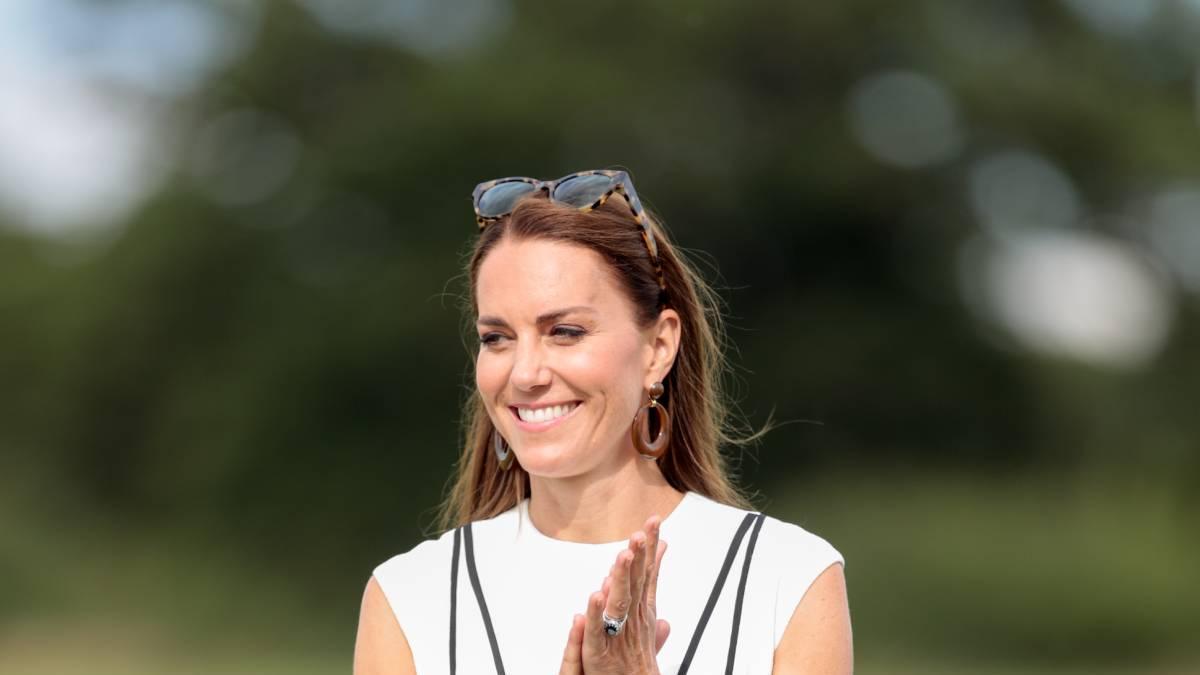 Kate Middleton con vestido blanco en un partido de polo