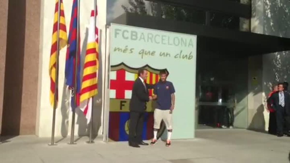 Neymar y Sandro Rosell, posando ante las oficinas del Barça