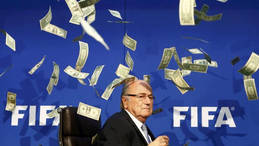 Blatter durante un escrache en la recta final de su mandato.