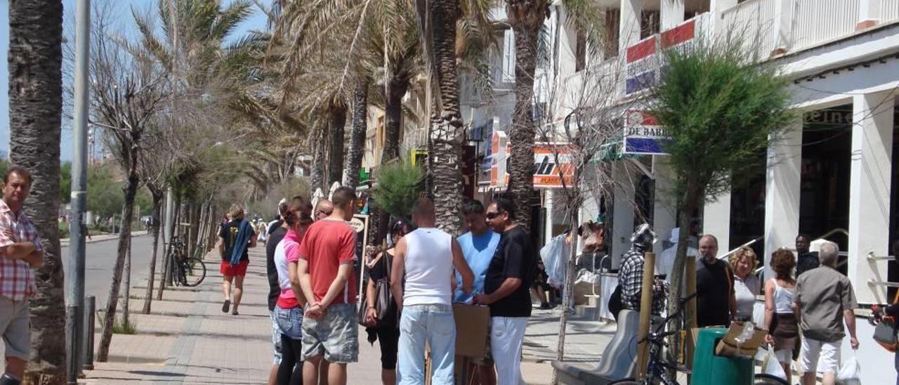 Imagen de un grupo de trileros actuando en la zona de la Playa de Palma.