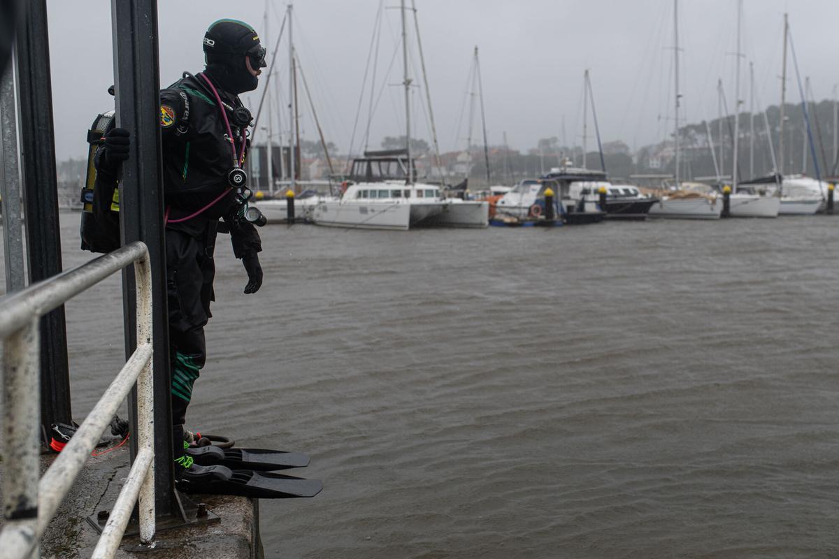 Un buzo del GEAS busca el coche caído al mar, en el puerto de Portonovo, a 8 de febrero de 2024, en Sanxenxo, Pontevedra, Galicia (España). Un hombre de 44 años de edad ha fallecido en la madrugada de hoy tras caer al mar con el vehículo que conducía en el puerto de Portonovo. La propia víctima fue quien alertó al 112 del suceso, informó que había caído al mar con su coche, que estaba entrando agua y que no sabía nadar. Tras recibir el aviso, se activó un dispositivo de salvamento que acudió al lugar, donde se localizó el cuerpo sin vida del conductor. Los servicios de emergencias continúan buscando el coche. 08 FEBRERO 2024;VEHÍCULO;COCHE;FALLECIDO;MUERTO;MAR;SUCESO Elena Fernández / Europa Press 08/02/2024. Elena Fernández;category_code_new;