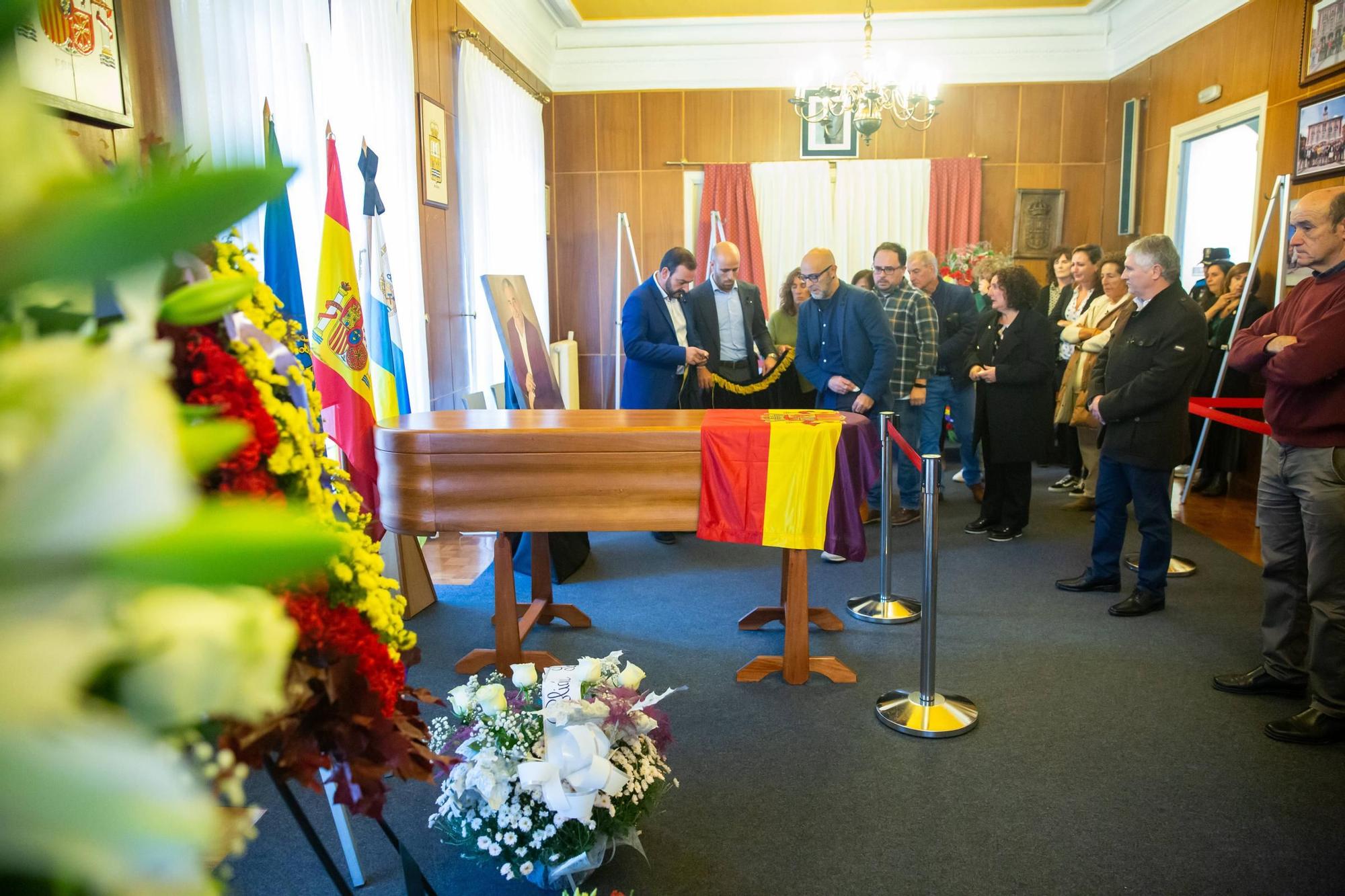 La capilla ardiente de Aníbal Vázquez en el Ayuntamiento de Mieres