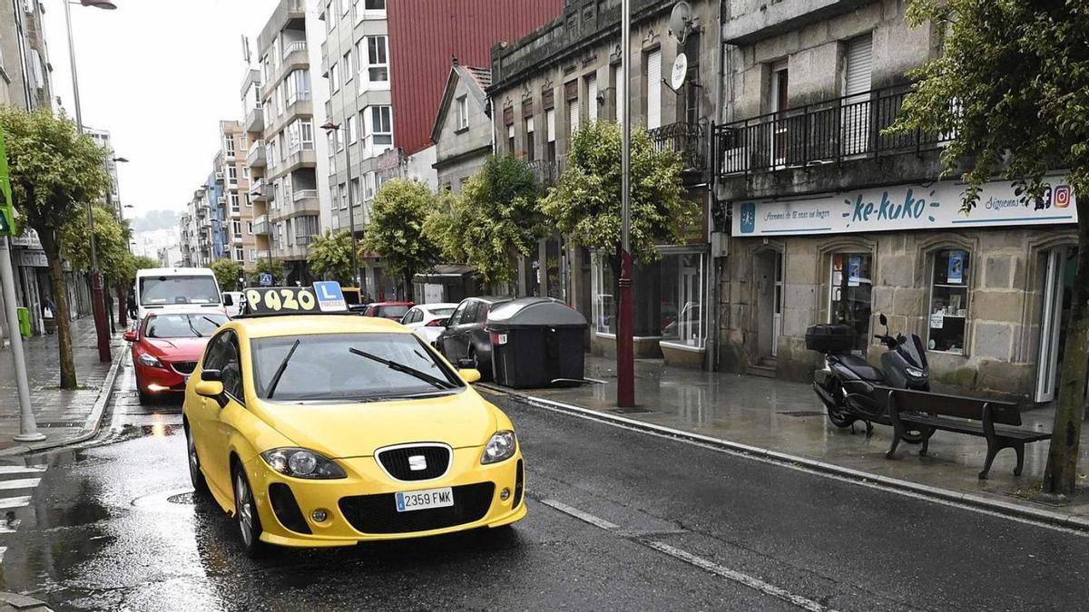 Un coche de autoescuela realizando una práctica, ayer en Vigo.