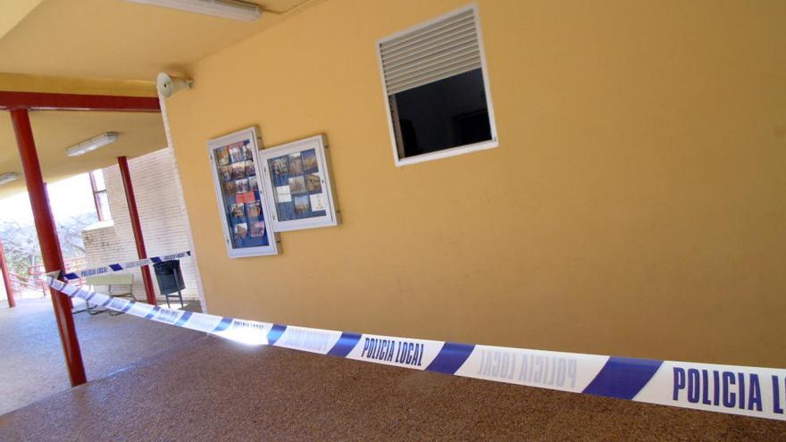 Ventana por la que los cacos accedieron al cuarto de máquinas del instituto.