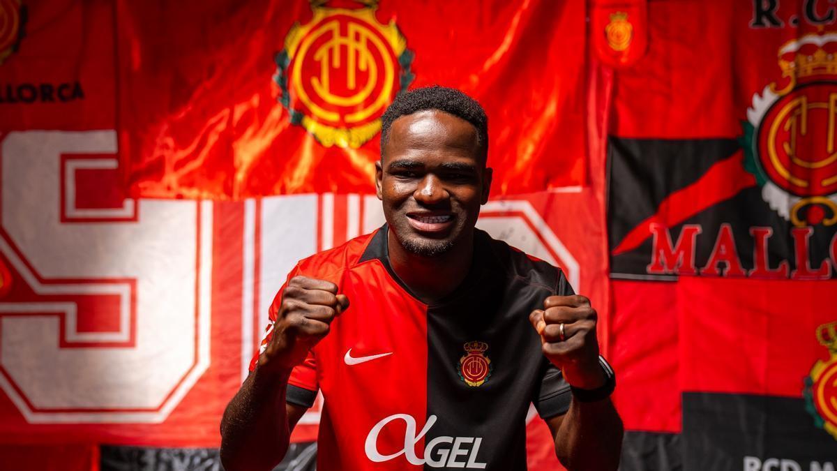 Luvumbo posa con la camiseta del Mallorca.