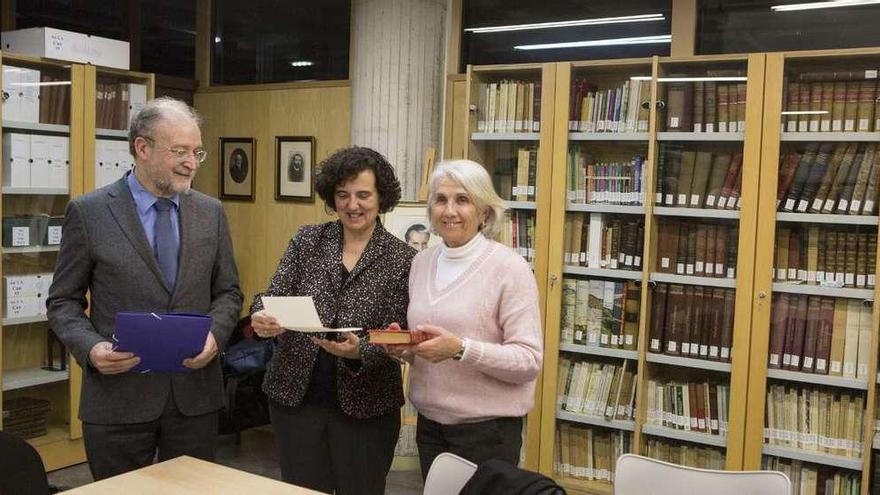 Leopoldo Tolivar, Berta Piñán y Milagros Garcia, directora de la Biblioteca de Asturias, durante el acto.