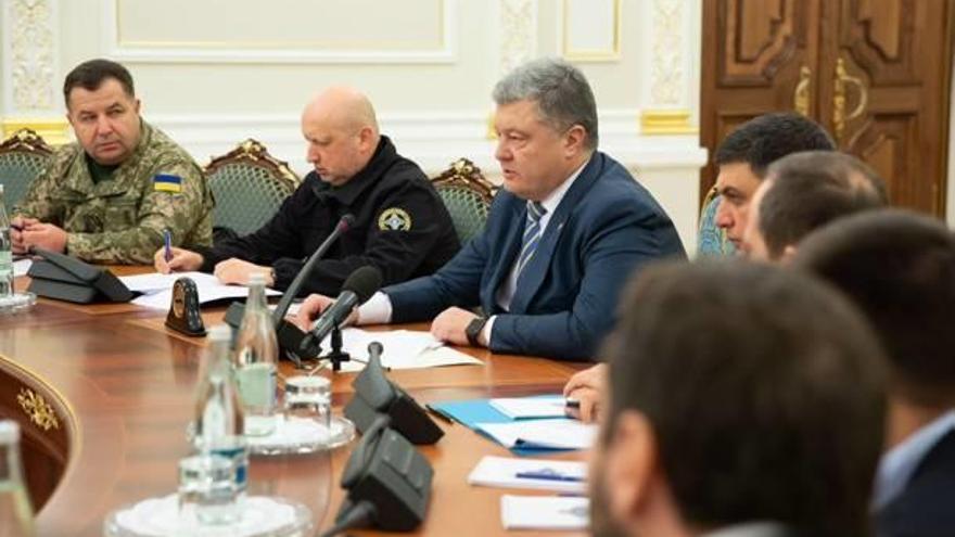 Petró Poroixenko, en la reunió amb el Consell de Defensa i Seguretat ucraïnès