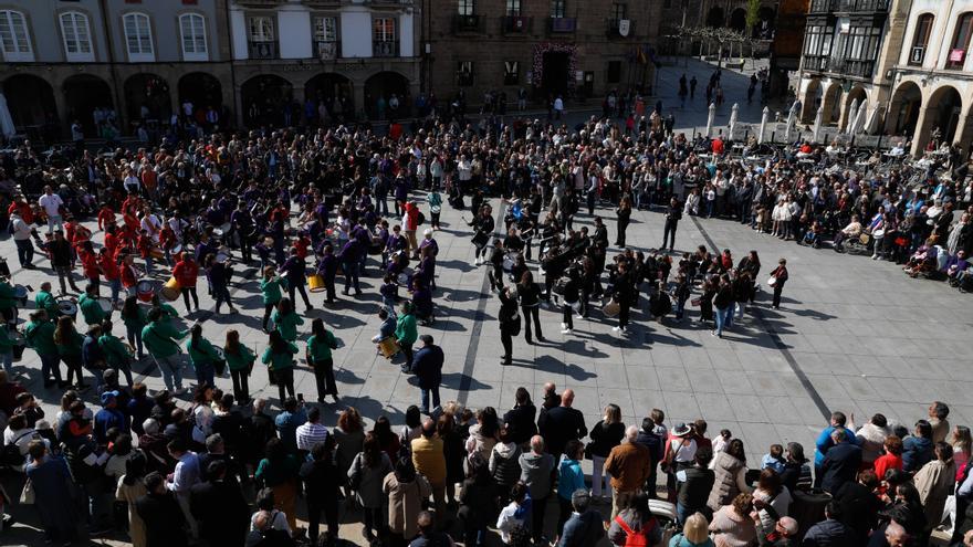 EN IMÁGENES: La tamborrada del Viernes Santo en Avilés