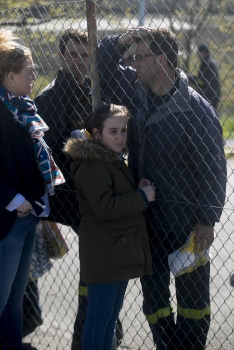 Visita a los familiares a los trabajadores encerrados en las instalaciones de Alcoa