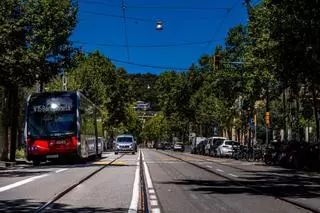 La 'maldición' de la avenida del Tibidabo de Barcelona: reurbanización aplazada, un parque abandonado y sin Tramvia Blau