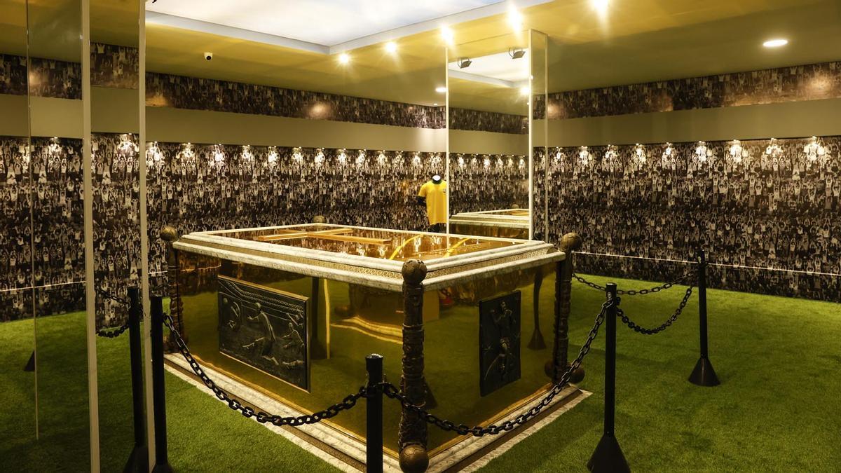 El mausoleu de Pelé: una tomba daurada en honor del rei del futbol
