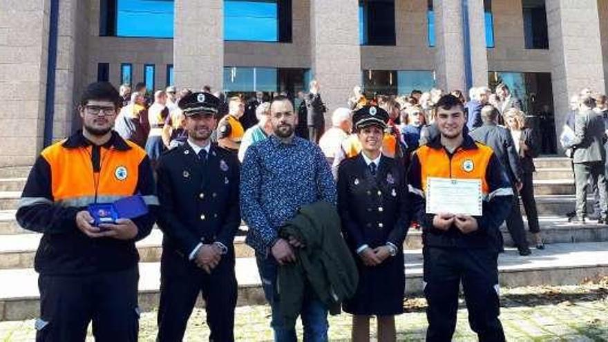 Representantes de Protección Civil de Tomiño reciben la medalla. // D.B.M.