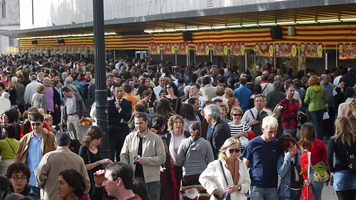 Un gran número de barceloneses frente a la parada de libros de El Corte Inglés, el pasado Sant Jordi