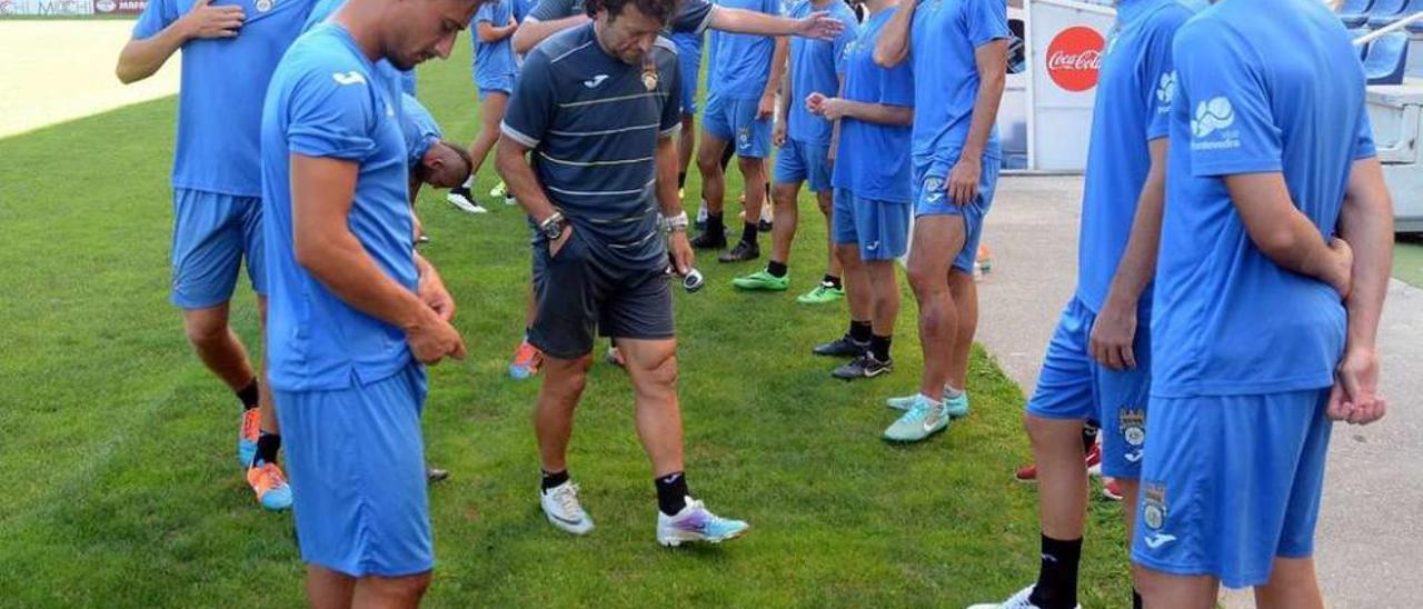 Luisito da indicaciones a sus jugadores durante una sesión de entrenamiento en el estadio de Pasarón. // Rafa Vázquez