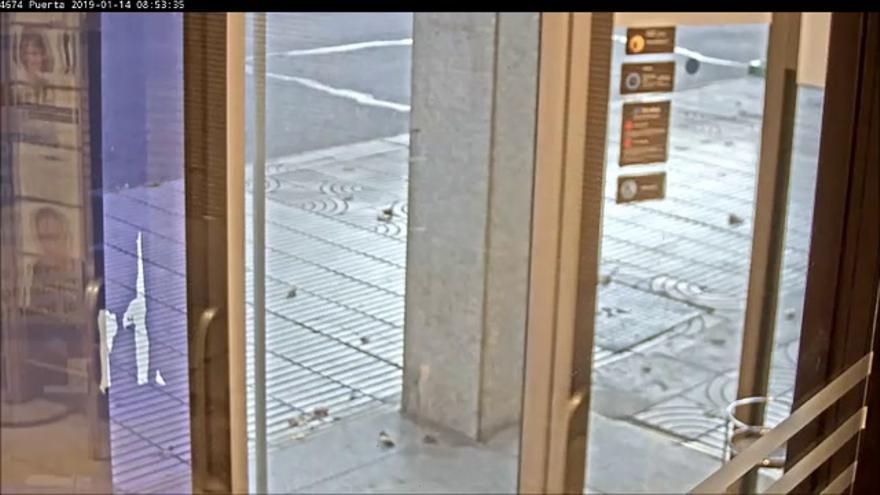 Imágenes del atraco en una sucursal bancaria de Badajoz vestido de Guardia Civil