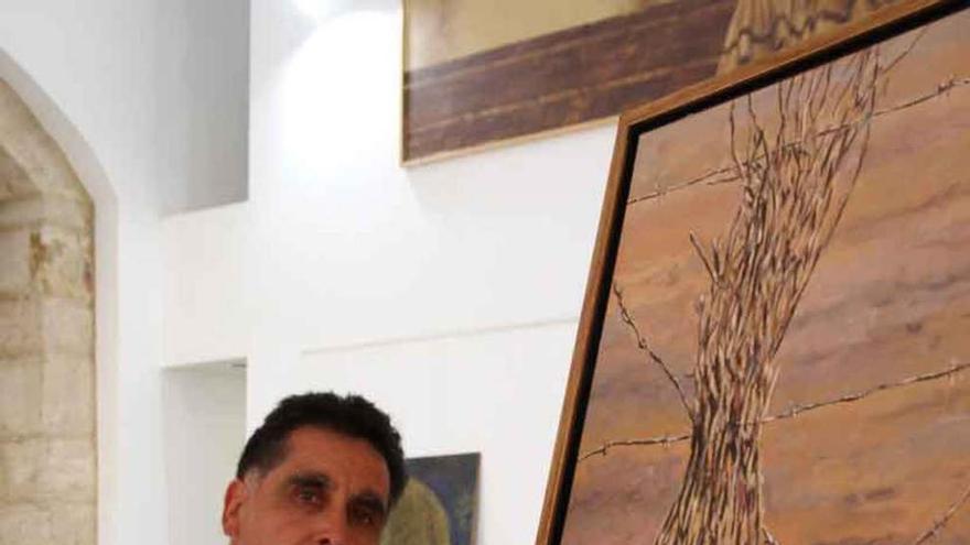 Laudelino Díaz Pino posa con uno de sus cuadros.