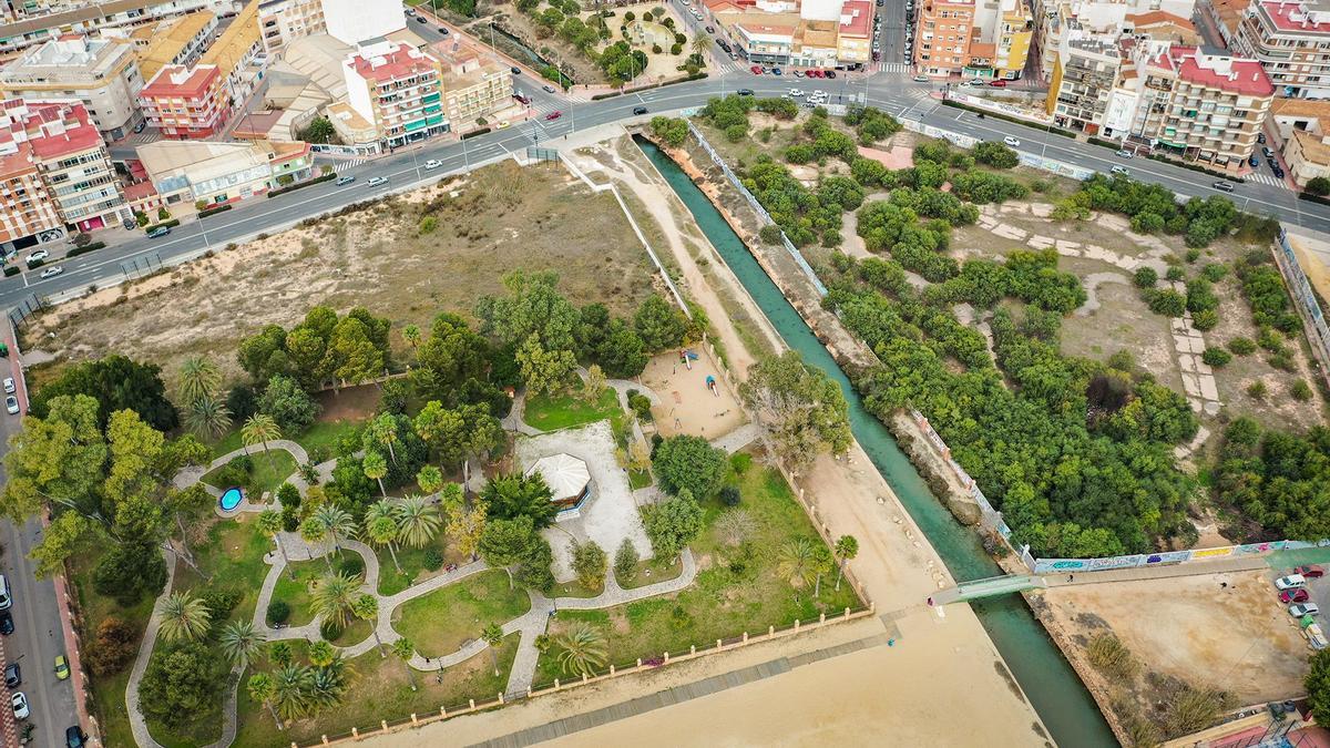 A la izquierda, los terrenos donde está previsto el proyecto de Torres Baraka, a la derecha la parcela donde se ubicarían los rascacielos de Metrovacesa. Ambos separados por el canal del Acequión