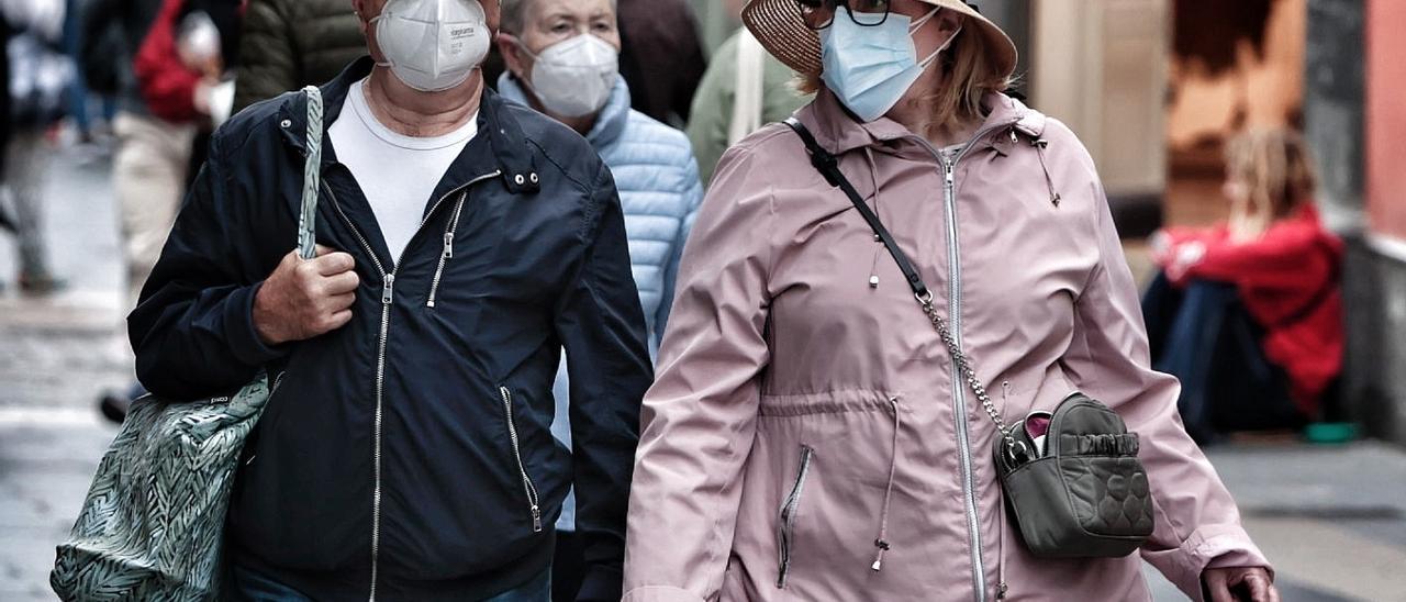 Ciudadanas con mascarilla en Tenerife.