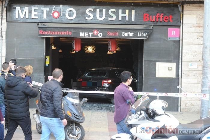 Un coche se estrella contra un restaurante