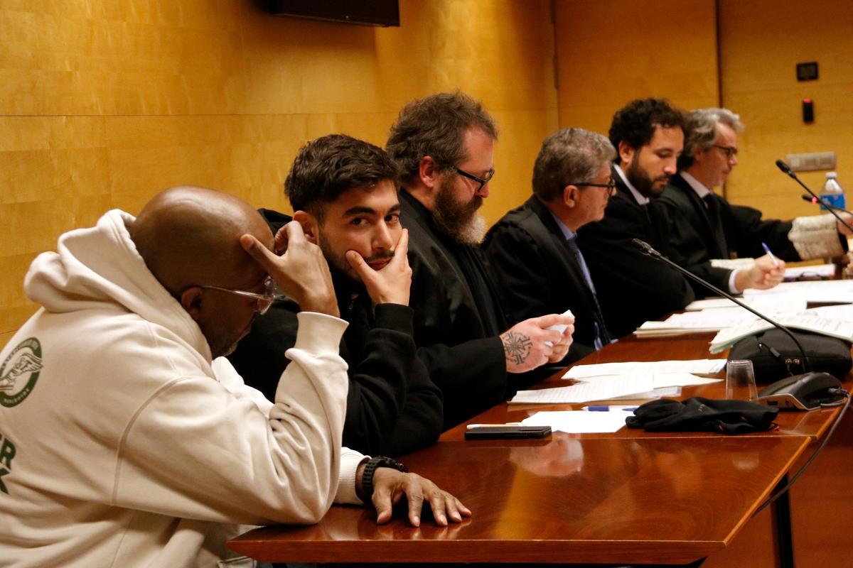 El kamikaze de la Jonquera, assegut entre l'intèrpret i el seu advocat, al judici a l'Audiència de Girona.