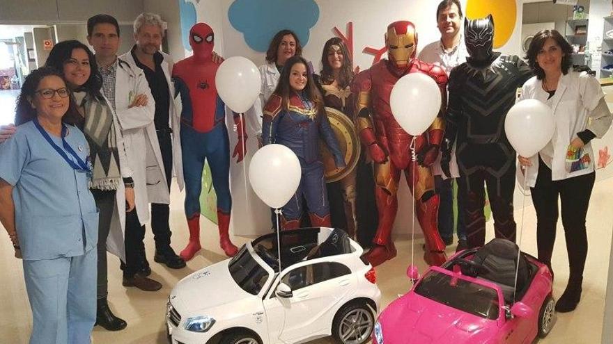 El Infanta Margarita conduce a los menores en coches eléctricos para entrar al quirófano