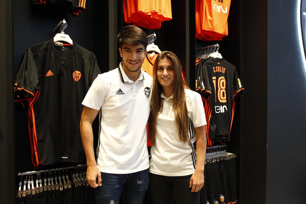 Carlos Soler desata la locura en la Megastore