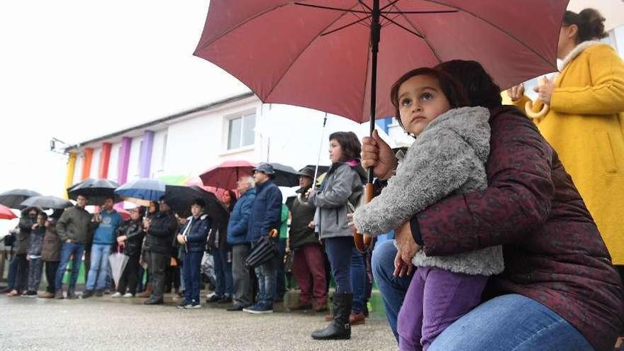 Participantes en la protesta, ayer, contra el cierre de la escuela unitaria de Carnoedo.