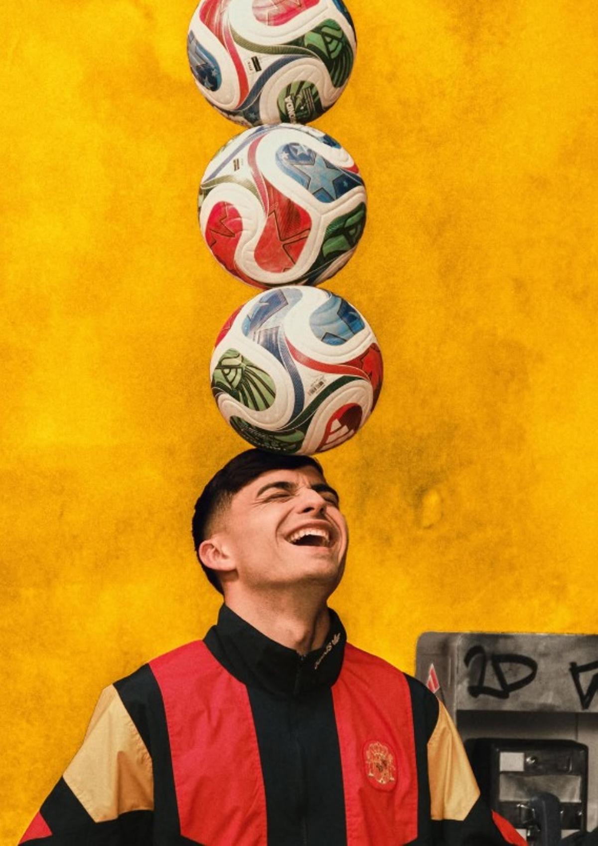 Pedri, controlando varios balones