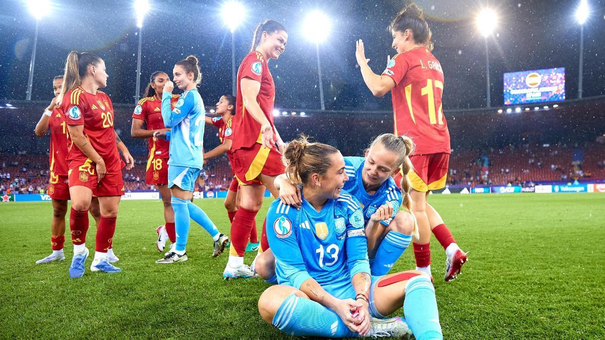 Cata Coll celebra con Sullastres el pase a la final de la Eurocopa