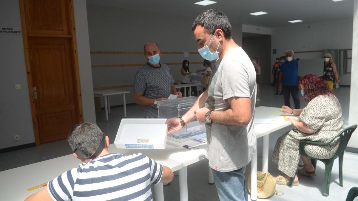 Una de las mesas electorales en el municipio de Catoira